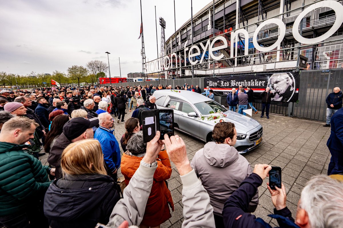 Feyenoord's tweet photo. Een laatste groet aan Leo Beenhakker… 🌹 https://t.co/vXUoXfWZ4W