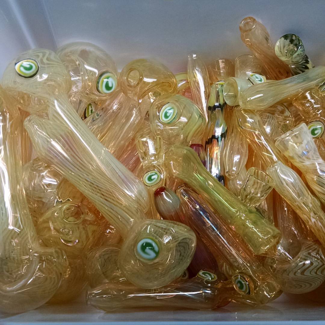 paulbrehm_'s tweet photo. Tis the season! Gold and Silver fumed spoons and hitters with Green Bay Millie by @fatbottomglass . #glassof #glassofinsta #glassofinstagram #boroofig #boroofinsta #boroofinstagram #greenbaypackers #tonynails #glasstronauts #fatbottomglass https://t.co/eKLr43rlz1