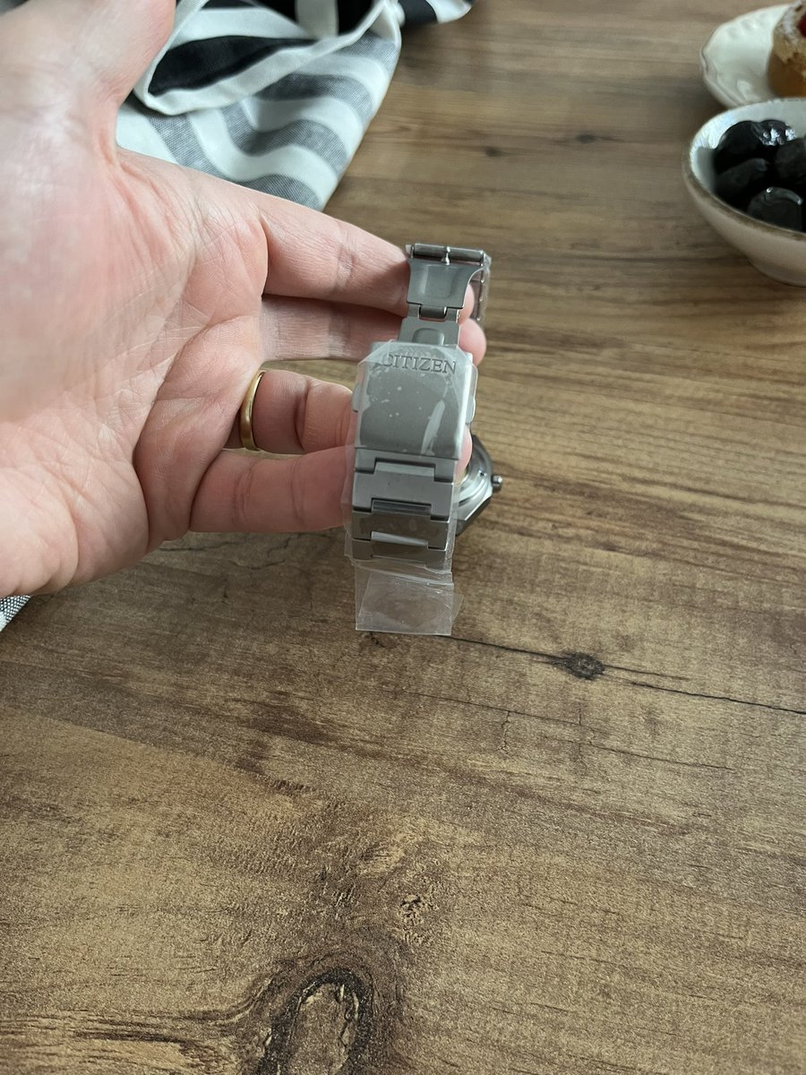 Bu saat hediye geldi, dolap uygulamasından alınmış. Orijinal olup olmadığını nasıl anlayabilirim? Ona göre iade edeceğim yardımcı olabilir misiniz?