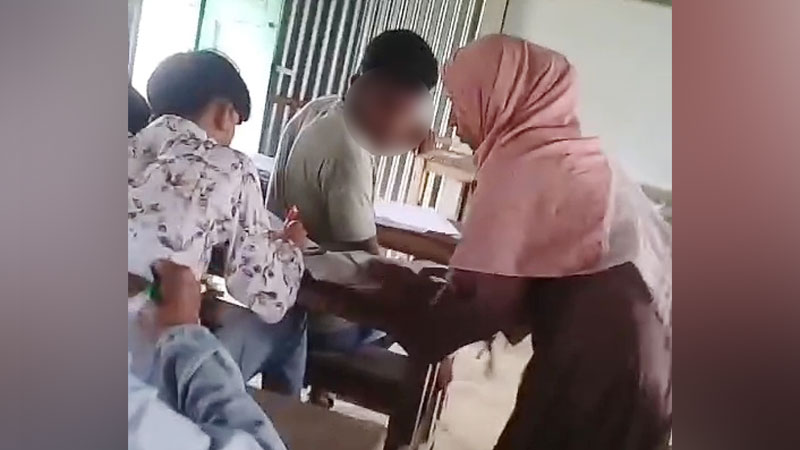 পরীক্ষা কেন্দ্রে নকলে সহযোগিতা করায় তিন শিক্ষককে অব্যাহতি