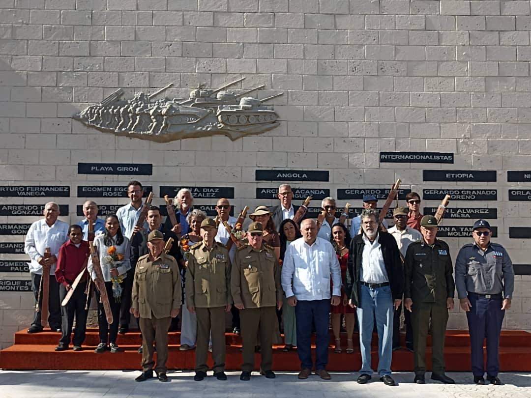 Se conmemora el aniversario 60 de la División de Tanques,  ocasión en la que el Ministro de las FAR entregó la réplica del machete de Máximo Gómez a 15 personalidades y dos instituciones.