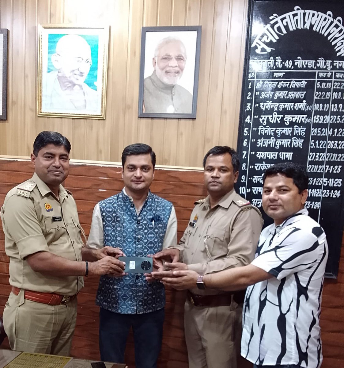 india7tvnews's tweet photo. @noidapolice का सराहनीय कार्य, इलेक्ट्रॉनिक एवं प्रिंट मीडिया एसोसिएशन के राष्ट्रीय अध्यक्ष व दैनिक पैनी खबर के संपादक सुशील पंडित का खोया हुआ फ़ोन थाना  सेक्टर 49 ने बरामद करके उनके सुपुर्द किया। https://t.co/X4ZMJm8BDJ