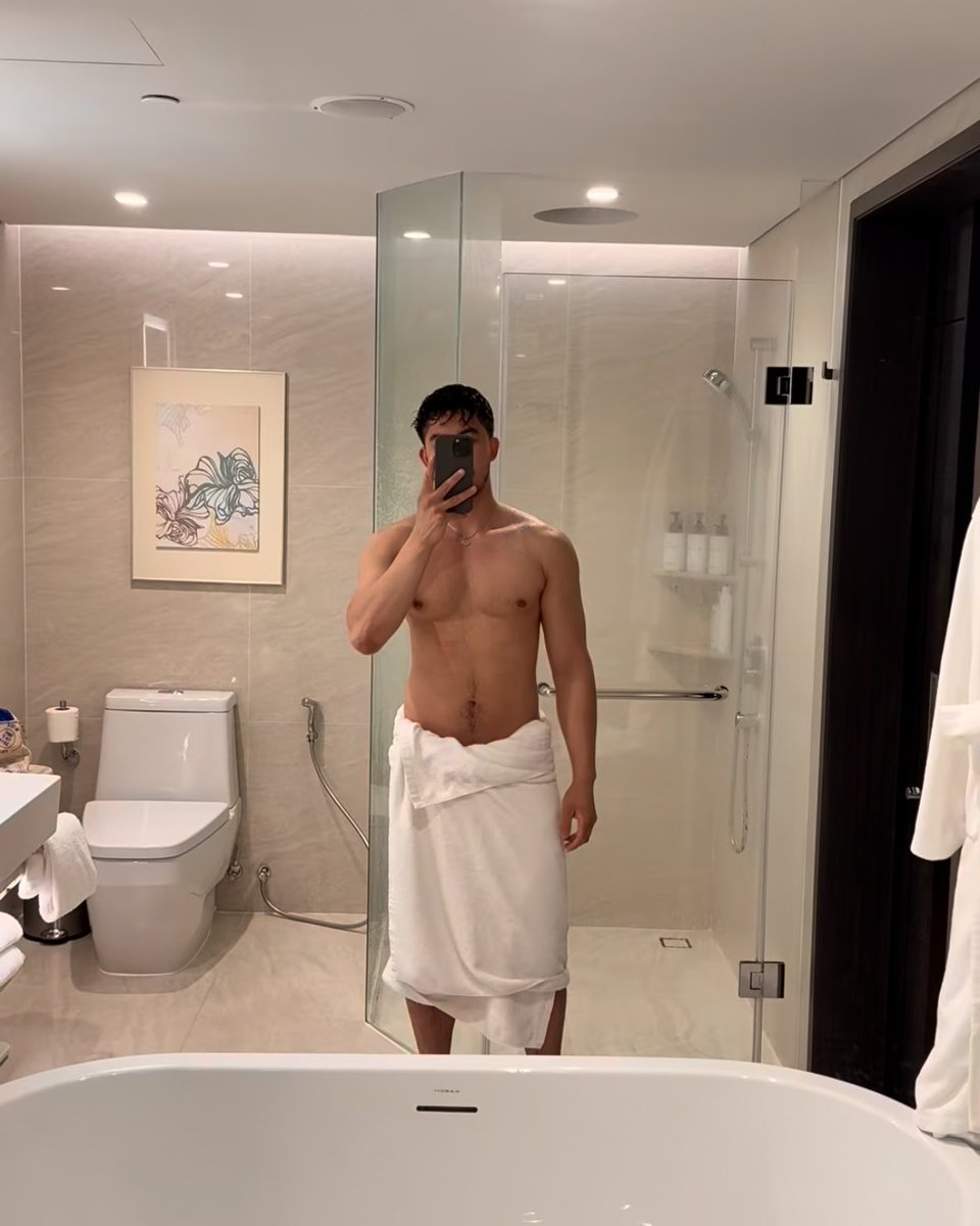 labruscaarchive's tweet photo. Good morning 🚿✌🏼✨ #TonyLabrusca https://t.co/E93YtAmQEE