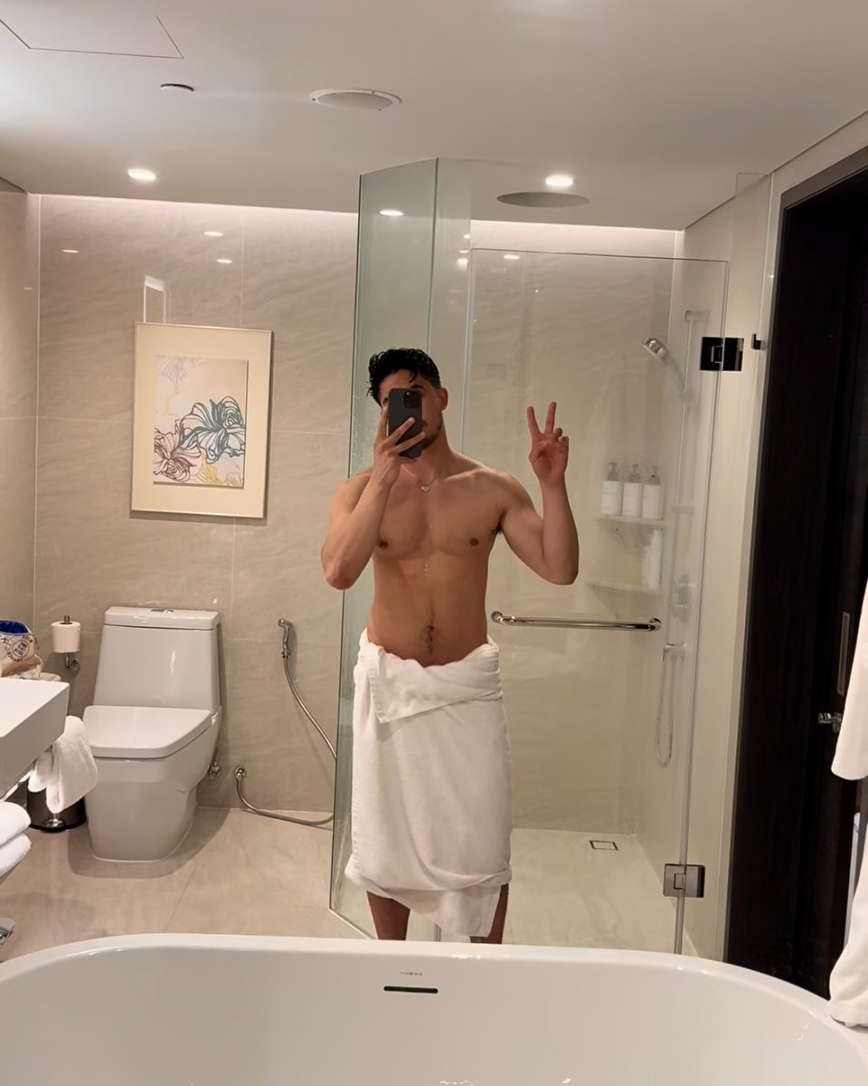 labruscaarchive's tweet photo. Good morning 🚿✌🏼✨ #TonyLabrusca https://t.co/E93YtAmQEE