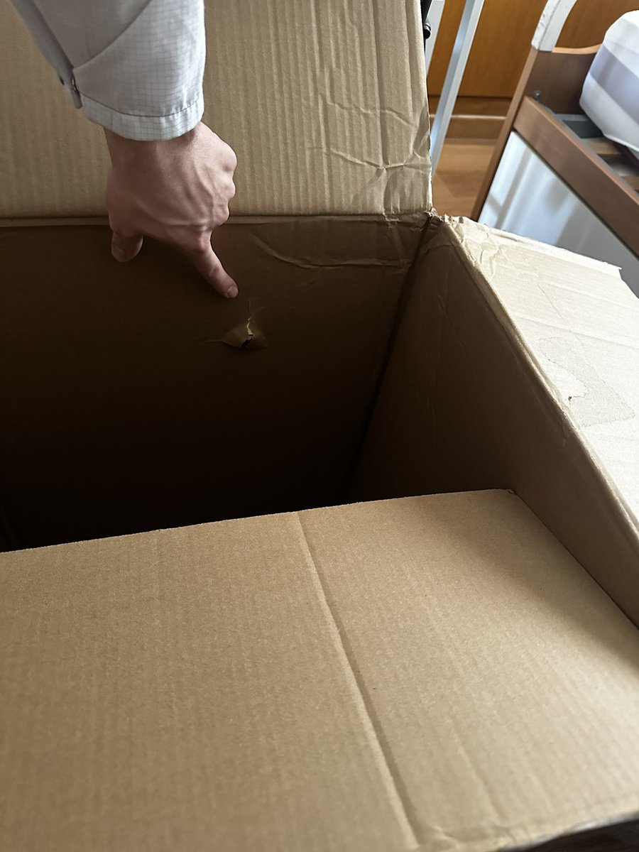 Billyvandries's tweet photo. Hi @BambuLabSupport,I received my P1S with the front door broken.I’ve already submitted a support ticket over 24 hours ago, but I haven’t received any response yet. Im attaching some photos here too. I’d appreciate any help or update as soon as possible.
Ticket ID: US250415431002 https://t.co/r9waDWxu9v