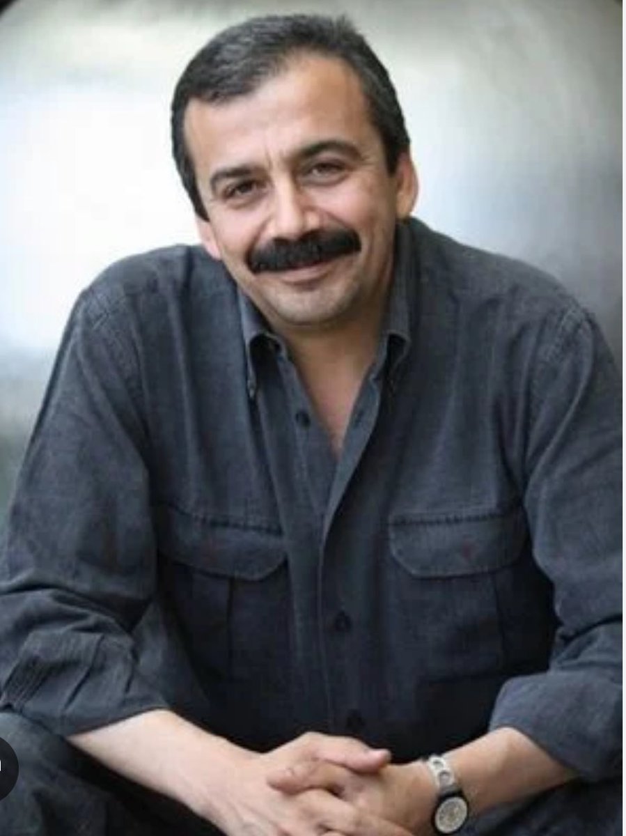 CneytOzansoy's tweet photo. Bu ülkede herkes nazarında 
şöyle ya da böyle…
insan olmayı başarmış ender bir kişiliktir o. 

Üç ismiyle değil,
çok kısa bir kelime ile yaşar bende:

Vicdan! https://t.co/Qqmb98nzyx