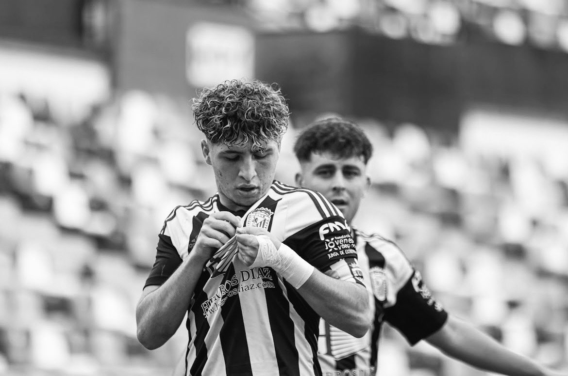 Jairobasr10's tweet photo. TE AMO @CDBadajoz  vamos a creer hasta el último partido… todos juntos vamos a sacarlo!! 🖤🤍 https://t.co/w3LIFxxMSO
