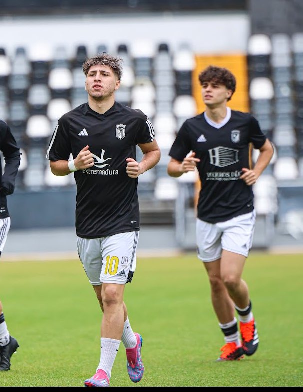 Jairobasr10's tweet photo. TE AMO @CDBadajoz  vamos a creer hasta el último partido… todos juntos vamos a sacarlo!! 🖤🤍 https://t.co/w3LIFxxMSO