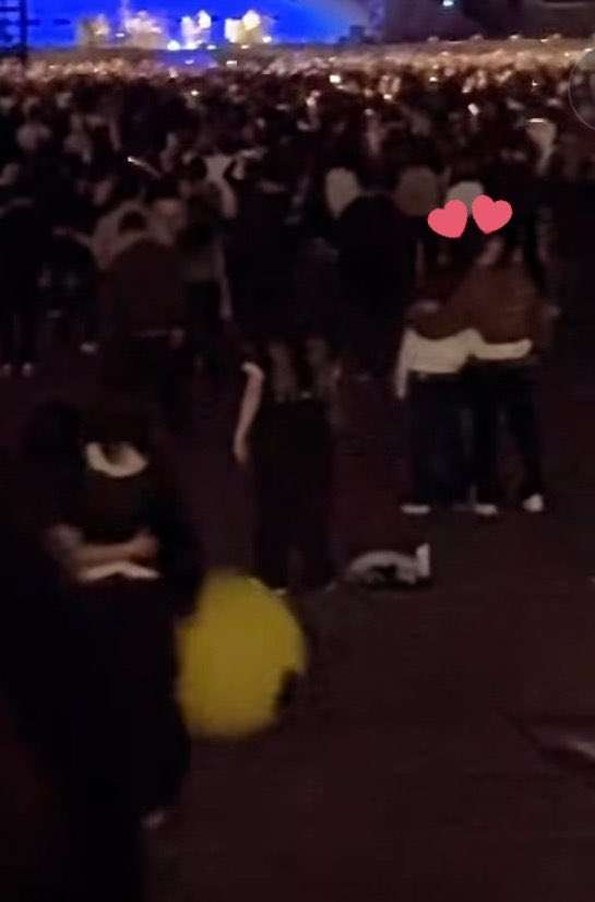 the way na parang may hinahanap si papa p tas nung spotted bigla sya nag zoom at ni steady for a sec😆

✅Height difference
✅the way mag akbayan
✅pormahan outfit ng dalawa
✅the way magsandal
✅Hairstyle
✅aura ng tindig/tayo

very dunbil!! pakibasag nlng me if ever😭 #DonBelle