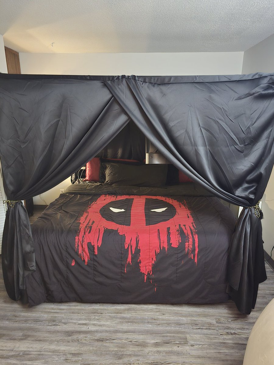 Since everyone kept commenting on my bed yesterday, I will post it again!