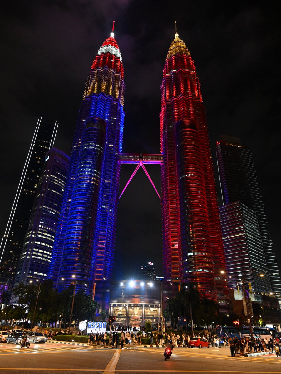 SpoxCHN_MaoNing's tweet photo. The Petronas Twin Towers in Kuala Lumpur changed their colors in honor of distinguished guests from China. 🇨🇳🇲🇾 https://t.co/H9y5HQHkuk