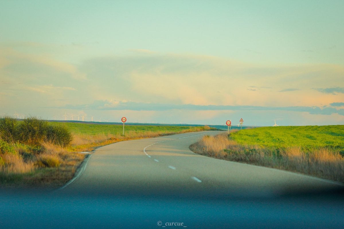 _curcue_'s tweet photo. Acompañadme a dar un paseo por las carreteras secundarias que encuentras a lo largo de la comarca de Tierra de Campos, aprovechando las últimas luces de un día lluvioso de abril https://t.co/aNHLVZmlSj