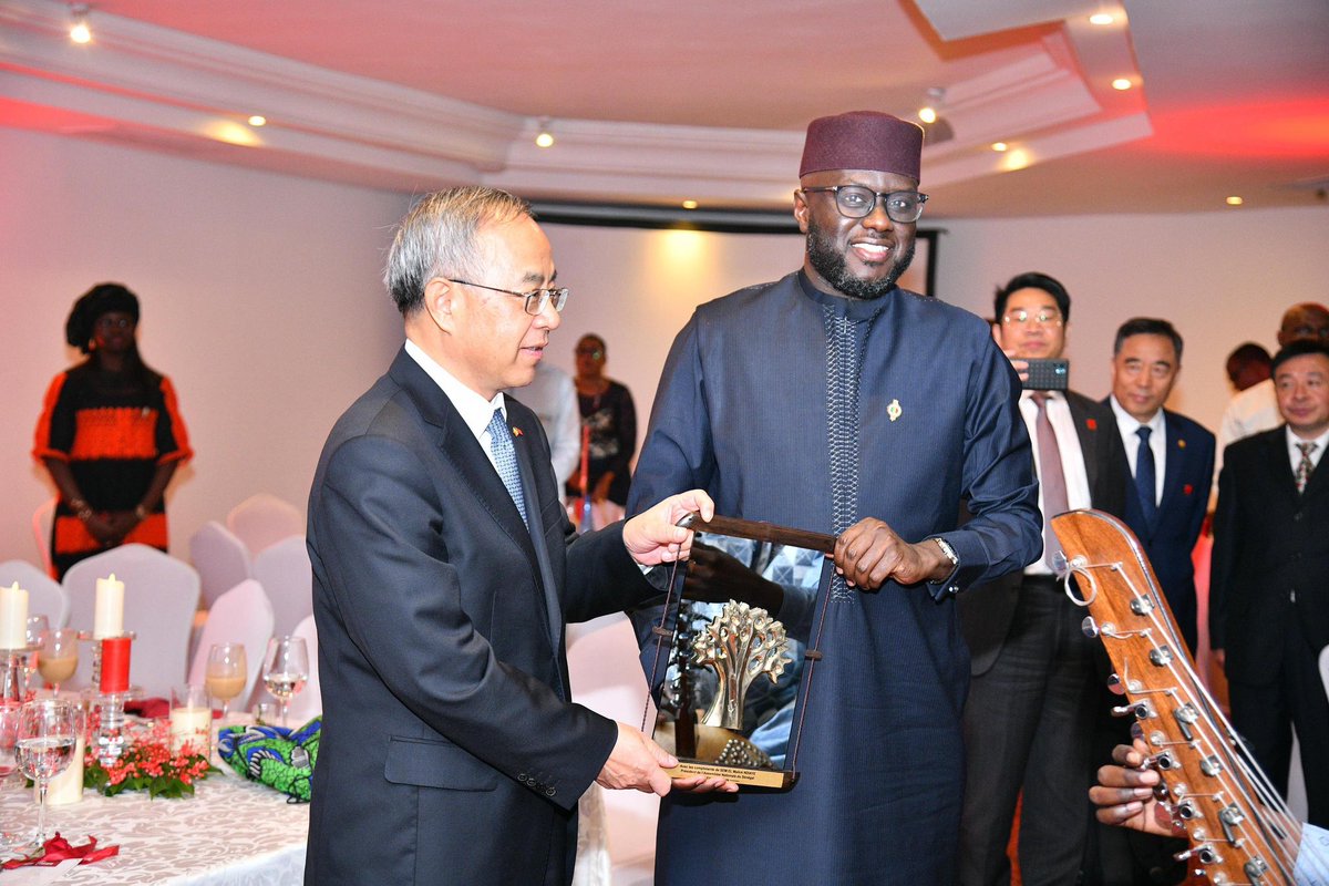 Le Président de l’Assemblée nationale, Monsieur El Malick Ndiaye, a reçu en audience, ce mardi 15 avril 2025, le Vice-Président de la Conférence consultative politique du peuple chinois (CCPPC), Monsieur Hu Chunhua, à la tête d’une délégation de haut niveau.

Lors de son