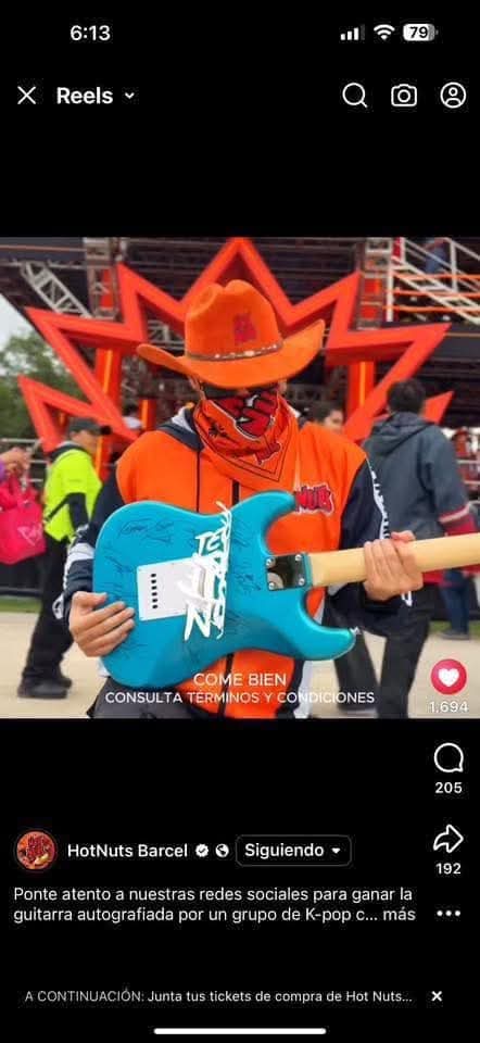IlyaVeliz's tweet photo. @shinessvt La guitarra Si la tienen, como es mostrado en esta foto frente a la zona de hotnuts del festival, pero si la "rifa" es mientras más compres, obviamente no le dijeron a los seventinos que se haría con fines de lucro👀 https://t.co/x95XQfNgkL