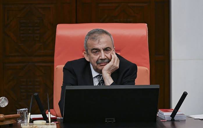 Meclis’teki tüm partiler

TBMM Başkanvekili Sırrı Süreyya Önder’e geçmiş olsun mesajı vermek üzere bugün bir araya geldi

Başkanvekillerinden CHP’li Gülizar Biçer’in yönetimindeki Genel Kurul’da

Önder’e yönelik mesajın okunmasına izin verilmeyerek oturum kapatıldı