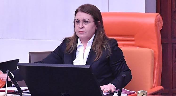 Başkanlık divanındaki AK Partili üyenin yerine usulsüz bir şekilde oturtulan CHP’li üye

Sırrı Süreyya Önder için hazırlanan metin yerine

İmamoğlu yolsuzluk soruşturmasına ilişkin korsan bir bildiri okudu

Ve ardından CHP’li Biçer başkanlık koltuğunu terk etti