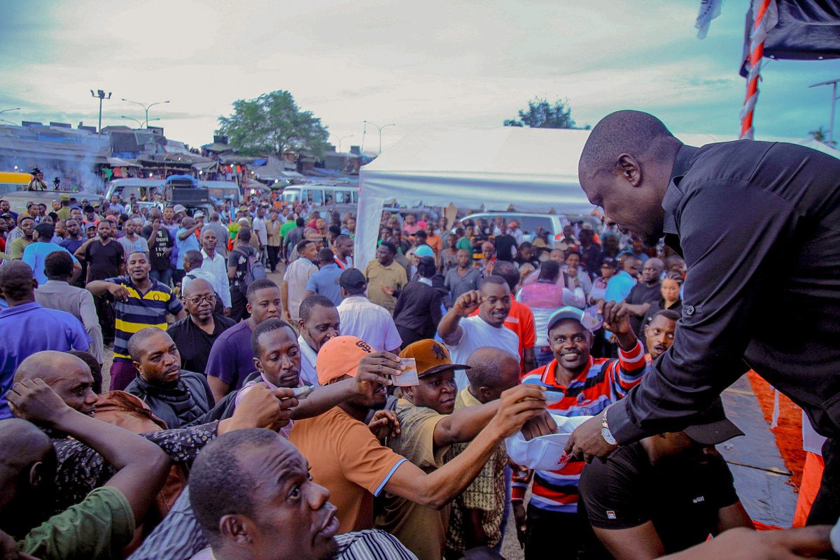 Wananchi wa jimbo la Kibamba wakichangia #ToneTone katika Mkutano wa hadhara uliofanyika jimbo la Kibamba na kuhutibiwa na Makamu Mwenyekiti bara Mhe. <a href="/HecheJohn/">John Heche</a>.