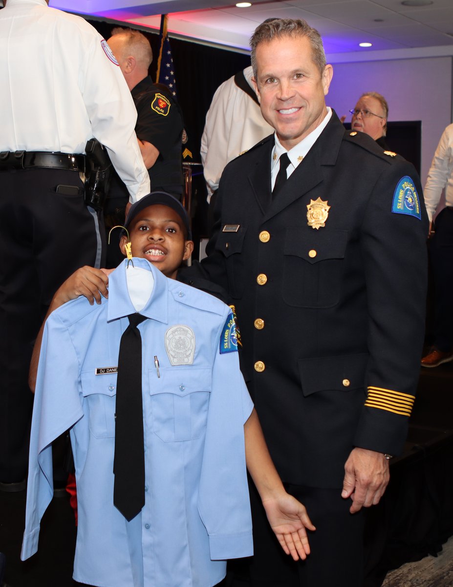 Yesterday, #SLMPD Major Michael Mueller and other St. Louis area police leadership had the honor to swear-in DJ Daniel into more than 200 police departments- setting a record of the number of agencies involved in a single oath of office ceremony. slmpd.org/welcome-to-the…