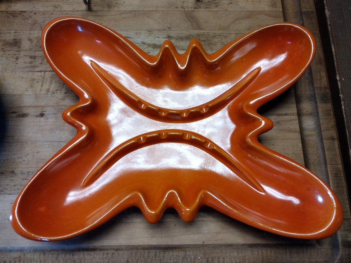 DannyFantod's tweet image. Wife found these old ceramic ashtrays. One of them is hobby made from an Atlantic mold. The other is by Redwing! I quit smoking long ago and Beth never started. But we&apos;ve collected a lot of smoking related items. 
#Vintage #Pickers #Smoking