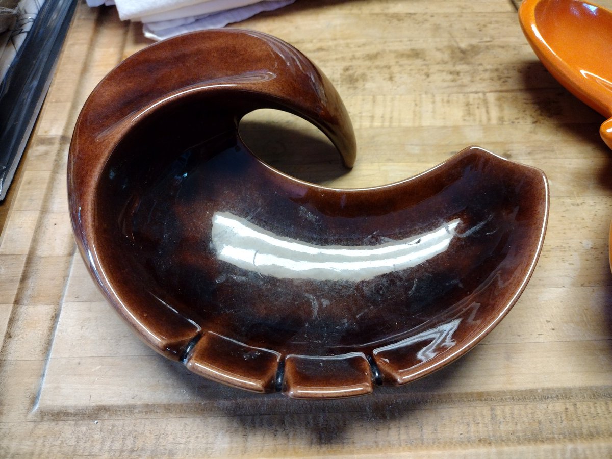 DannyFantod's tweet image. Wife found these old ceramic ashtrays. One of them is hobby made from an Atlantic mold. The other is by Redwing! I quit smoking long ago and Beth never started. But we&apos;ve collected a lot of smoking related items. 
#Vintage #Pickers #Smoking