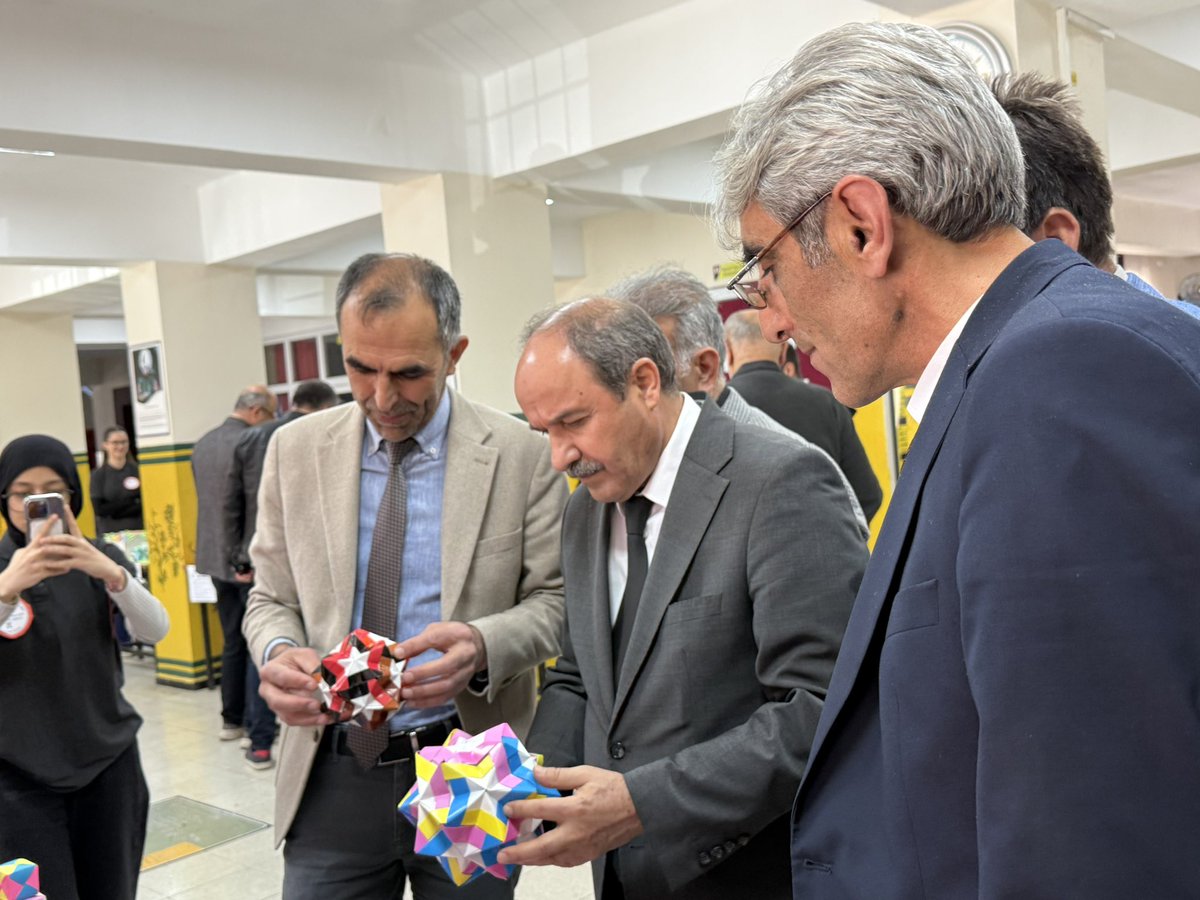 Okulumuzda 4. Matematiksel sanat ve 3d modüler origami sergisi düzenlendi. Matematik öğretmenimiz Hülya BUYANKARA ve öğrencilerine bu güzel çalışma için teşekkür ederiz.<a href="/MustafaOzel66/">Mustafa Özel</a> <a href="/yusuf_tokus/">Yusuf TOKUŞ</a> <a href="/halukcakan12/">HALUK ÇAKAN</a> <a href="/Orhanbugrahan/">ORHAN BUĞRAHAN</a> <a href="/AbdulselamBegic/">Abdulselam Begiç</a> <a href="/bingolmem/">Bingöl MEM</a>