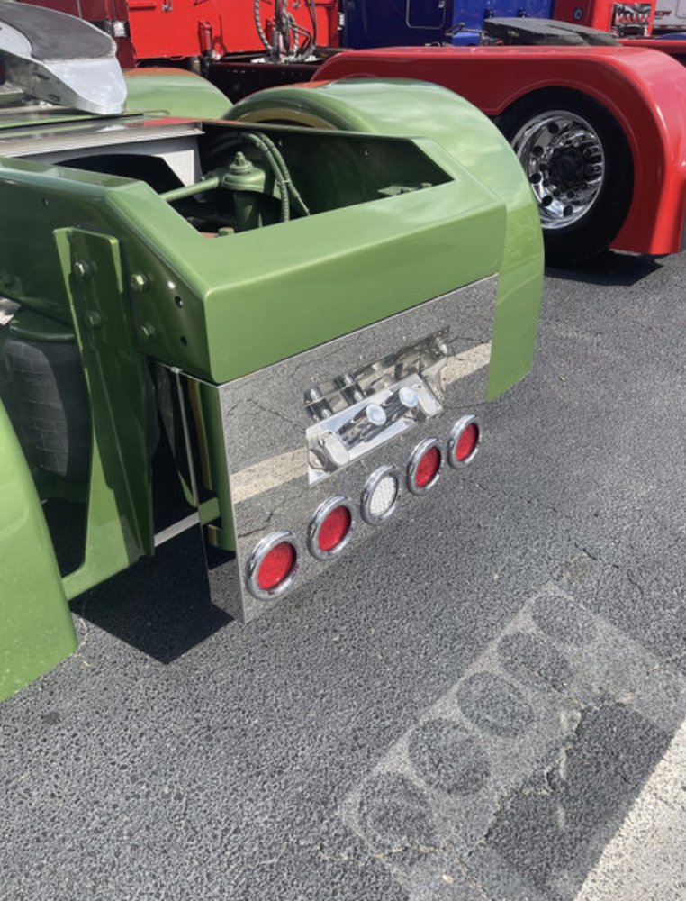 CustomsIowa's tweet image. #IowaCustoms Rear Center Panels deliver top-tier quality with a reinforced Gusset System and gasketed back plate to keep out rain and road grime. Multiple configurations available - lights not included. 

Contact Your Dealer » tinyurl.com/mr2njwcc

#DrivenToBeBold
#Trucking