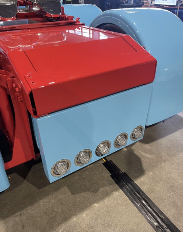 CustomsIowa's tweet image. #IowaCustoms Rear Center Panels deliver top-tier quality with a reinforced Gusset System and gasketed back plate to keep out rain and road grime. Multiple configurations available - lights not included. 

Contact Your Dealer » tinyurl.com/mr2njwcc

#DrivenToBeBold
#Trucking