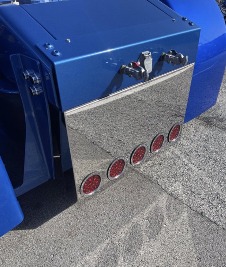 CustomsIowa's tweet image. #IowaCustoms Rear Center Panels deliver top-tier quality with a reinforced Gusset System and gasketed back plate to keep out rain and road grime. Multiple configurations available - lights not included. 

Contact Your Dealer » tinyurl.com/mr2njwcc

#DrivenToBeBold
#Trucking