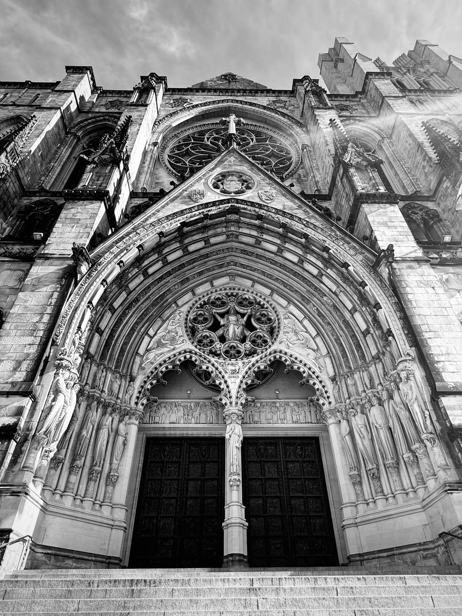 Edwart_76's tweet photo. The charming religious art of New York City. #NYC #HolyWeek #art #USA #Manhattan https://t.co/IjI5rx9Swj