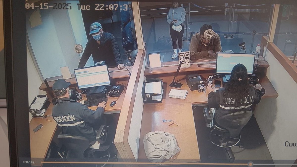 mcarrasco727's tweet photo. Diego Borja dijo que lo quisieron retener en la frontera. La verdad: fue disfrazado con mascarilla y gorra, en plena noche (22:07). Le pidieron que se identifique... y salió corriendo dejando sus documentos. Casi un thriller, pero sin talento. 🎬💨 https://t.co/WSqyFirEpm