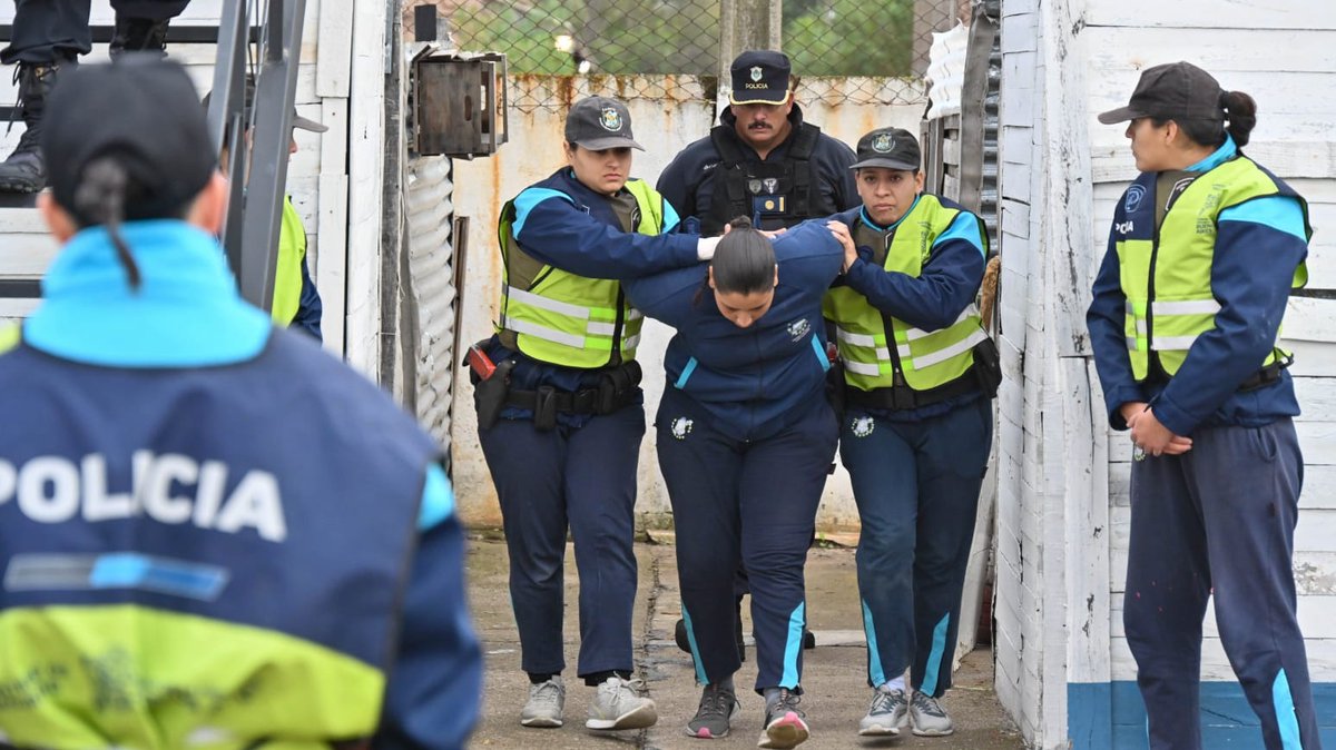 fsusbielles's tweet photo. Concurrí a la Escuela de Policía a agradecer a los cadetes, que están terminando su formación, por la tareas de rastrillaje y asistencia que desempeñaron luego de la inundación, y desearles lo mejor en su último día. https://t.co/QWCioP9izv