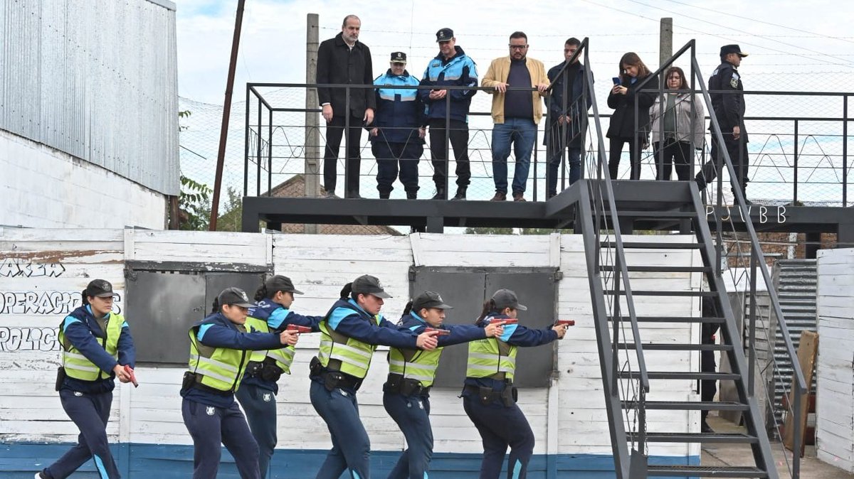 fsusbielles's tweet photo. Concurrí a la Escuela de Policía a agradecer a los cadetes, que están terminando su formación, por la tareas de rastrillaje y asistencia que desempeñaron luego de la inundación, y desearles lo mejor en su último día. https://t.co/QWCioP9izv