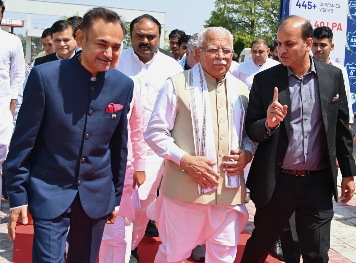ProfVikas's tweet photo. Geeta University had the proud privilege of organizing a memorable Pagdi Ceremony to celebrate the academic excellence and vibrant achievements of our students.
#StudentSuccess #GeetaUniversity #ManoharLalKhattar  #tradition #HigherEducation #ProudMoment #Haryana https://t.co/68yjt1ncT1