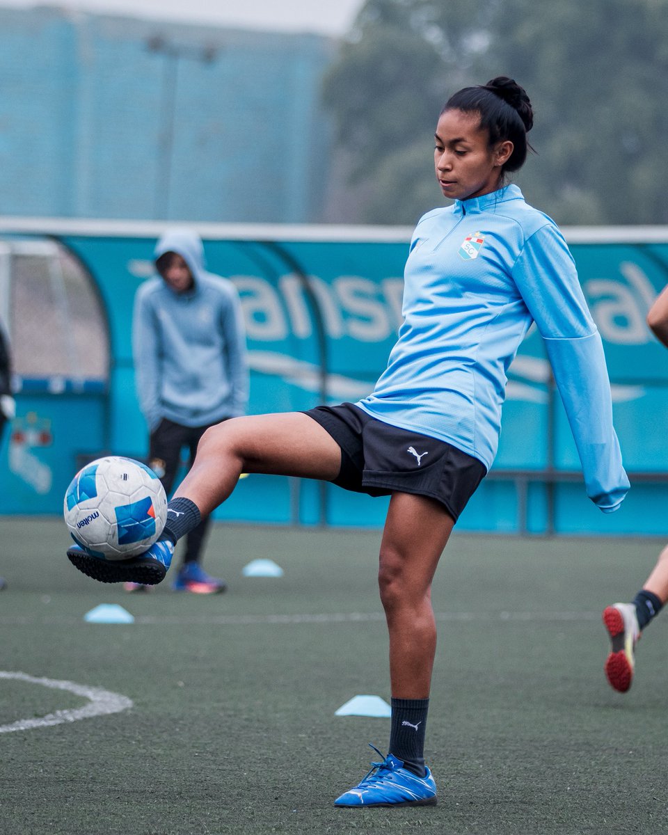 SCfemenino's tweet photo. Preparándonos para el próximo partido. ⚽️
🔜 #UNSAAC
#SCfem
#FuerzaCristal https://t.co/UX2kzaFgqY