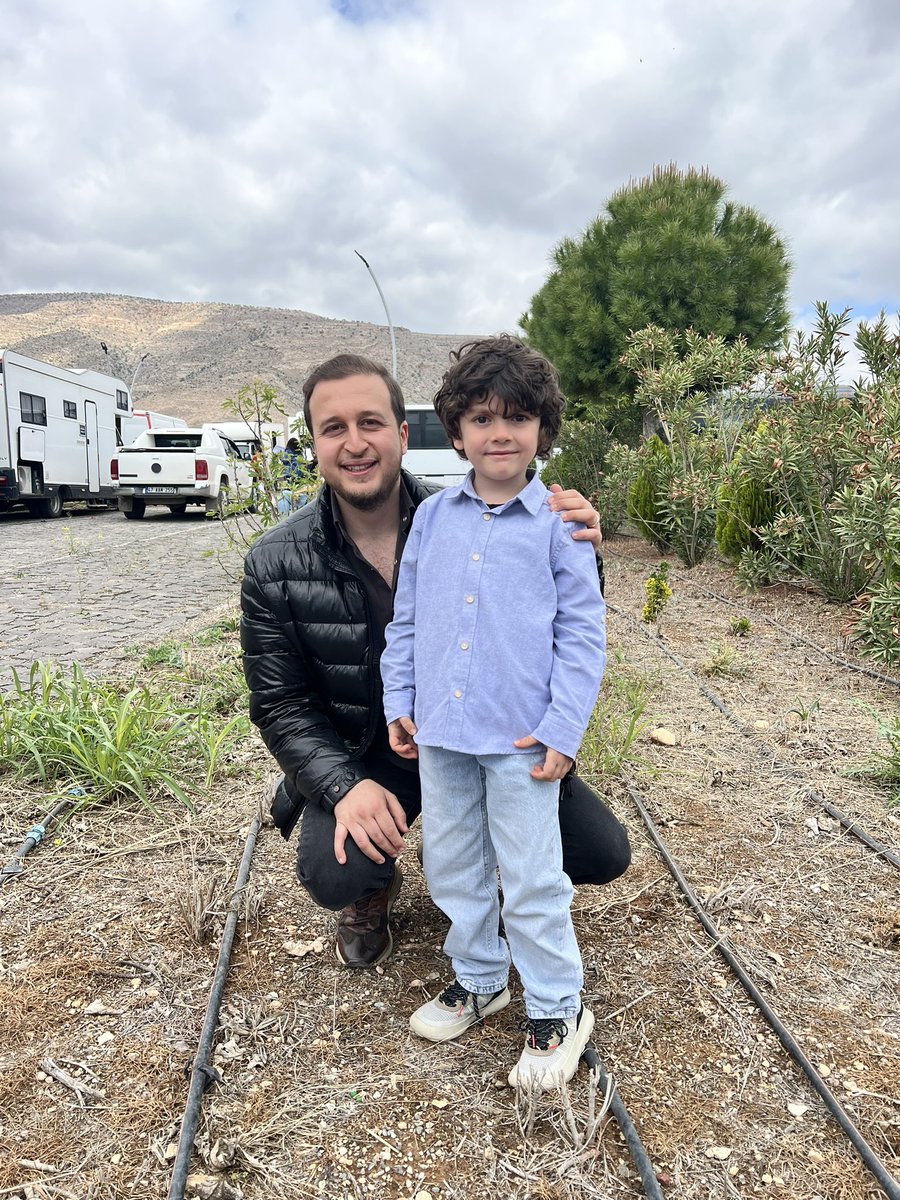 Çekimleri Mardin’de devam eden, reyting rekorları kıran “Uzak Şehir” dizisinin setine konuk oldum. Muhteşem bir kadro, muhteşem insanlar Oyuncuların samimiyeti ve sohbeti şahaneydi. Acayip keyif aldım. 

“Uzak Şehir Setinde Bir Gün” videosunu 22 Nisan’da paylaşacağım. #uzakşehir