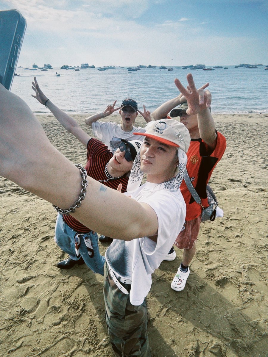 WOLFHOWLHARMONY's tweet photo. หมาป่ามาทะเลแล้วค้าบ~ 🌊 
มาถึงทะเลแต่ฝนดันตก เลยได้เดินเล่นที่ชายหาดแป๊บเดียวเองครับ 

パタヤの海とウルフたち🌊 
やっとパタヤビーチまで来れたのですが
あいにくの小雨が...☔️
少しの時間でしたがとても楽しんでました🐺❤️‍🔥

#WHHinThailand 
#WOLFHOWLHARMONY #WHH https://t.co/5PJshppxEu