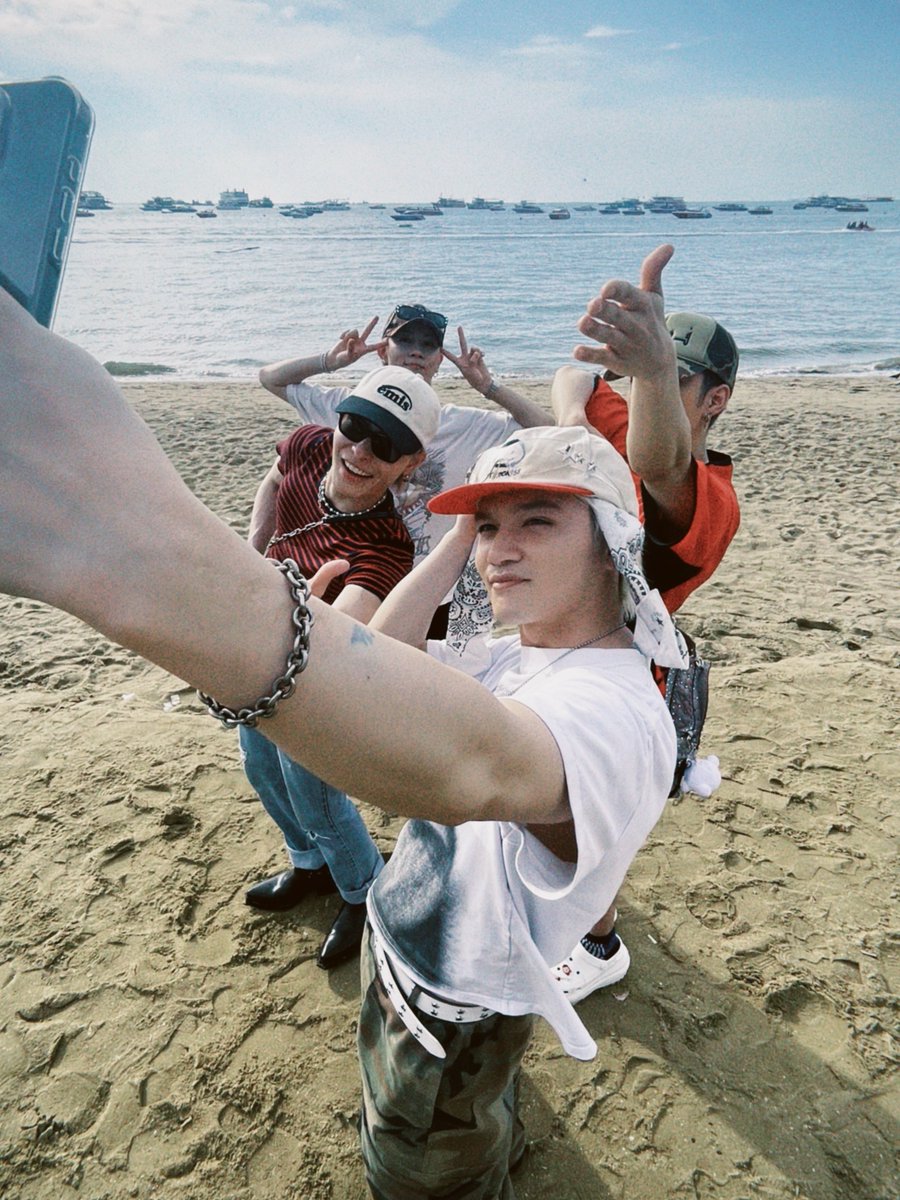 WOLFHOWLHARMONY's tweet photo. หมาป่ามาทะเลแล้วค้าบ~ 🌊 
มาถึงทะเลแต่ฝนดันตก เลยได้เดินเล่นที่ชายหาดแป๊บเดียวเองครับ 

パタヤの海とウルフたち🌊 
やっとパタヤビーチまで来れたのですが
あいにくの小雨が...☔️
少しの時間でしたがとても楽しんでました🐺❤️‍🔥

#WHHinThailand 
#WOLFHOWLHARMONY #WHH https://t.co/5PJshppxEu