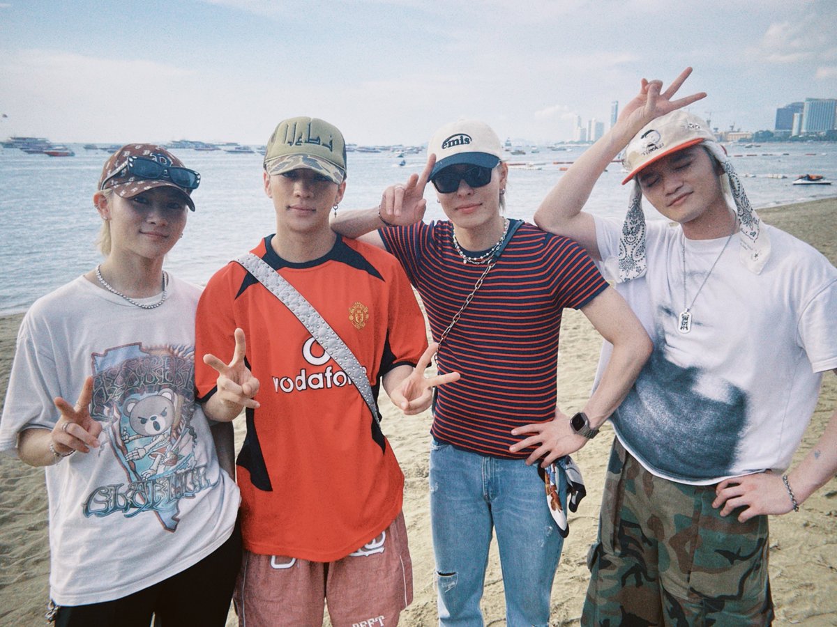WOLFHOWLHARMONY's tweet photo. หมาป่ามาทะเลแล้วค้าบ~ 🌊 
มาถึงทะเลแต่ฝนดันตก เลยได้เดินเล่นที่ชายหาดแป๊บเดียวเองครับ 

パタヤの海とウルフたち🌊 
やっとパタヤビーチまで来れたのですが
あいにくの小雨が...☔️
少しの時間でしたがとても楽しんでました🐺❤️‍🔥

#WHHinThailand 
#WOLFHOWLHARMONY #WHH https://t.co/5PJshppxEu