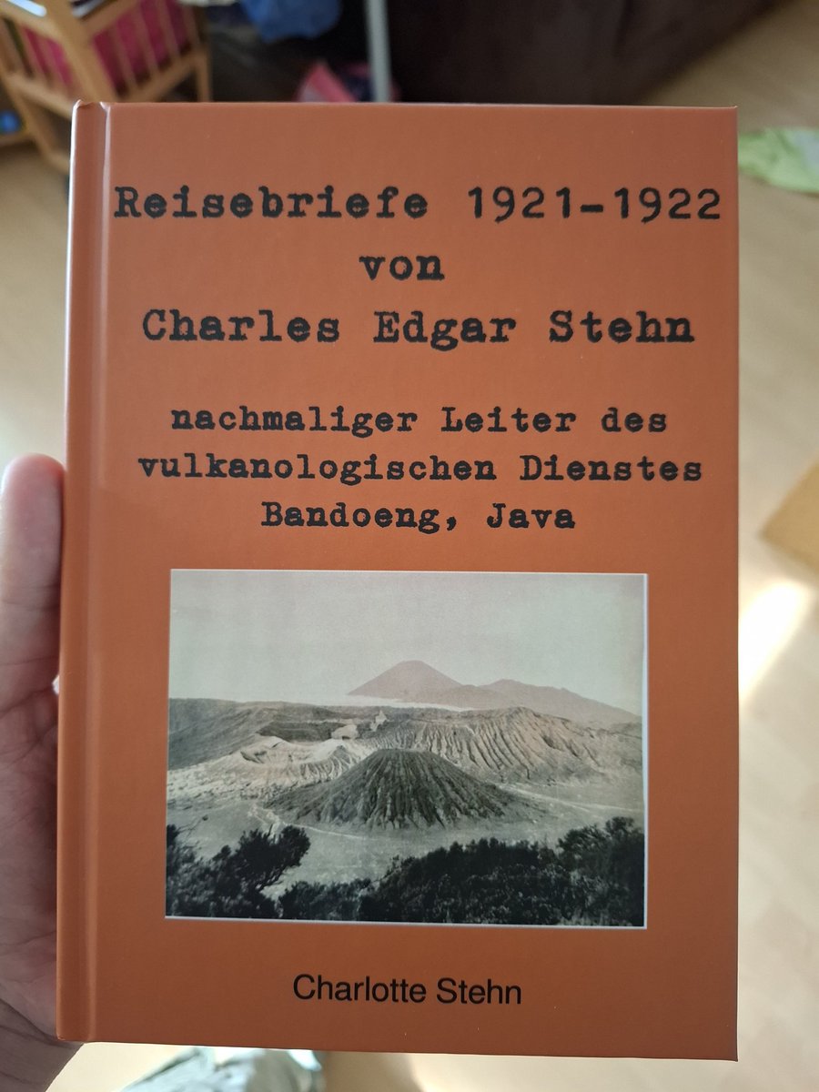 Bacaan bulan ini adalah surat2 Charles Stehn, mantan Kepala Dinas Volkanologi Hindia Belanda. Ditulis oleh cucunya, Charlotte Stehn. Penasaran juga isinya gimana.