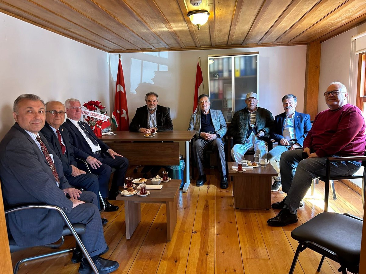 Türkiye Emekli Subaylar Derneği Tekirdağ Şubesi Bşk. Sn Recep Yıldız ve yön. kur. üyeleri Tekirdağ Türk-Macar Derneğimize ziyarette bulundular. Sivil toplum kuruluşlarının dayanışma içinde çalışmaları Tekirdağ’mızın gelişimi için önemlidir. Ziyaretleri için çok teşekkür ederiz.