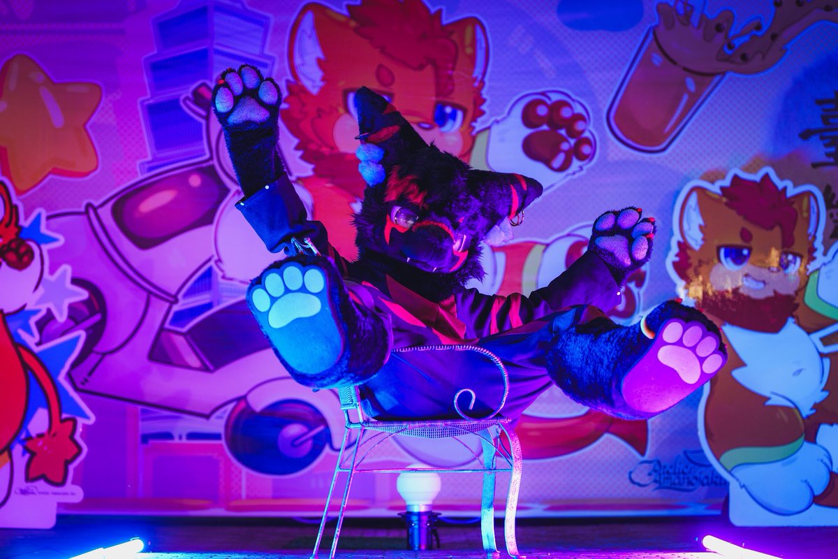 #これを見たやつは座ってる画像をあげろ 
#FursuitEveryday