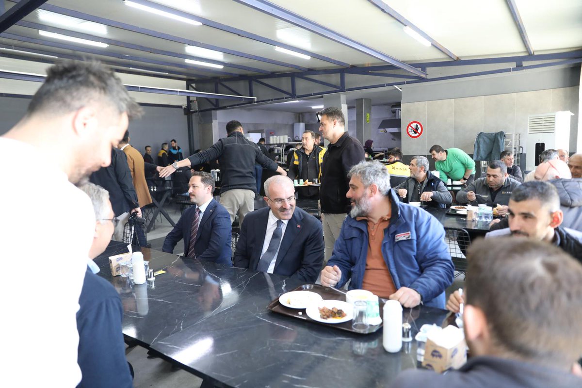 CanakkaleGovTr's tweet image. 📍 Biga #OSB

Valimiz Doç. Dr. @omertoraman25, #Minar Mobilya San. ve Tic. Ltd. Şti. Üretim fabrikasına gerçekleştirdiği ziyaretin ardından öğle yemeğinde işçilerle bir araya geldi.

#Biga Kaymakamı Ercan KAYABAŞI&apos;nın da eşlik ettiği ziyaret kapsamında işçilerle sohbet eden ve…