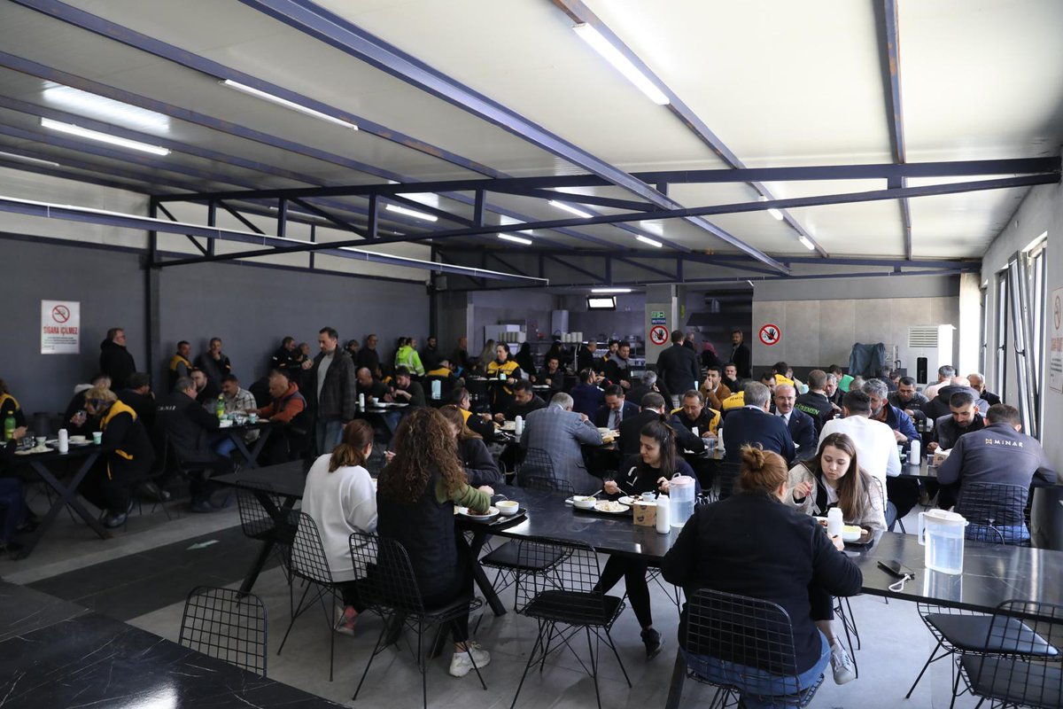 CanakkaleGovTr's tweet image. 📍 Biga #OSB

Valimiz Doç. Dr. @omertoraman25, #Minar Mobilya San. ve Tic. Ltd. Şti. Üretim fabrikasına gerçekleştirdiği ziyaretin ardından öğle yemeğinde işçilerle bir araya geldi.

#Biga Kaymakamı Ercan KAYABAŞI&apos;nın da eşlik ettiği ziyaret kapsamında işçilerle sohbet eden ve…