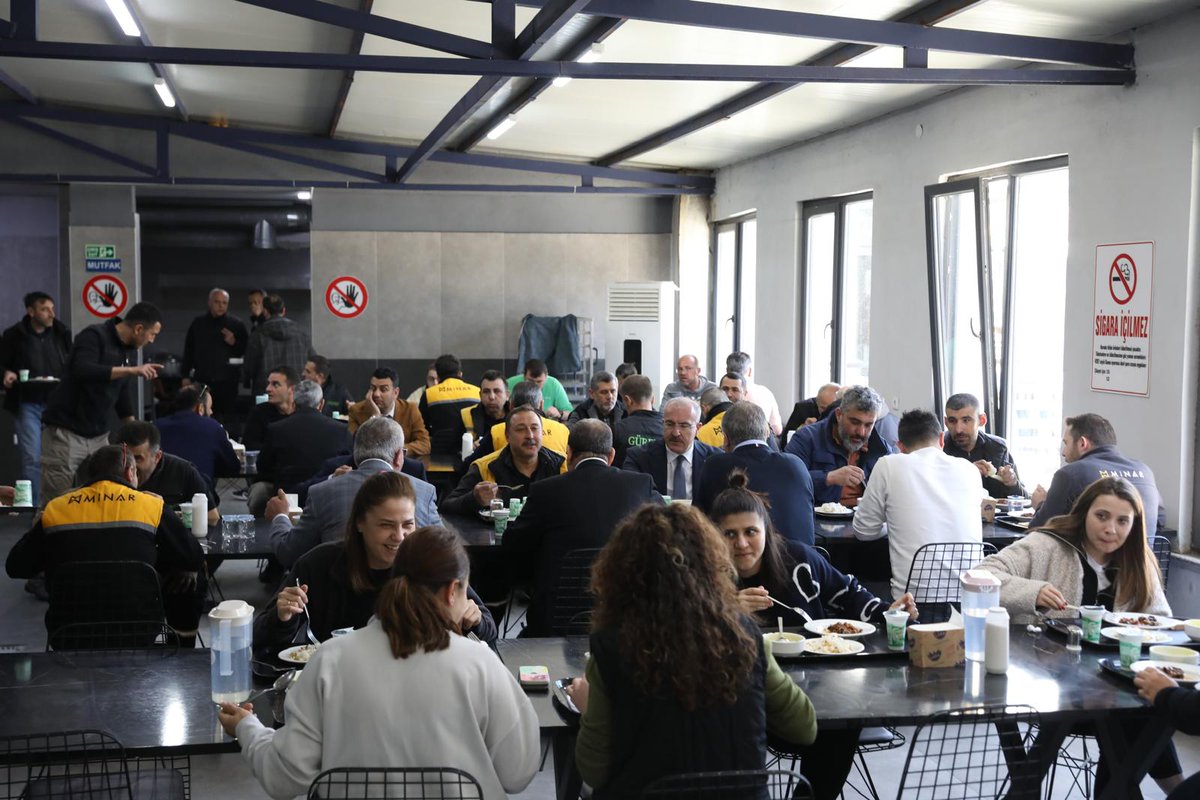 CanakkaleGovTr's tweet image. 📍 Biga #OSB

Valimiz Doç. Dr. @omertoraman25, #Minar Mobilya San. ve Tic. Ltd. Şti. Üretim fabrikasına gerçekleştirdiği ziyaretin ardından öğle yemeğinde işçilerle bir araya geldi.

#Biga Kaymakamı Ercan KAYABAŞI&apos;nın da eşlik ettiği ziyaret kapsamında işçilerle sohbet eden ve…