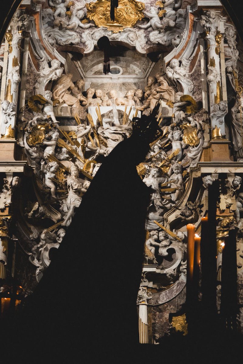 La Esperanza en su Soledad durante el Vía Crucis de la ciudad de 2025 en la Catedral Primada. 

#SSantaToledo2025