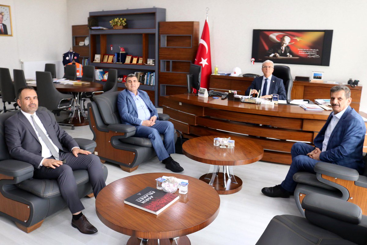 Türkiye Yol İş Sendikası Ankara 3 no’lu Şube Başkanlığı Genel Sekreteri Müslüm Yaşar ve Şube Mali Sekreteri İsa BELOVACIKLI, sendika işyeri temsilcisi Hamdi GEZER’le birlikte İl Müdürlüğümüze nezaket ziyaretinde bulundular.
Ziyaretleri dolayısıyla kendilerine teşekkür ederiz.