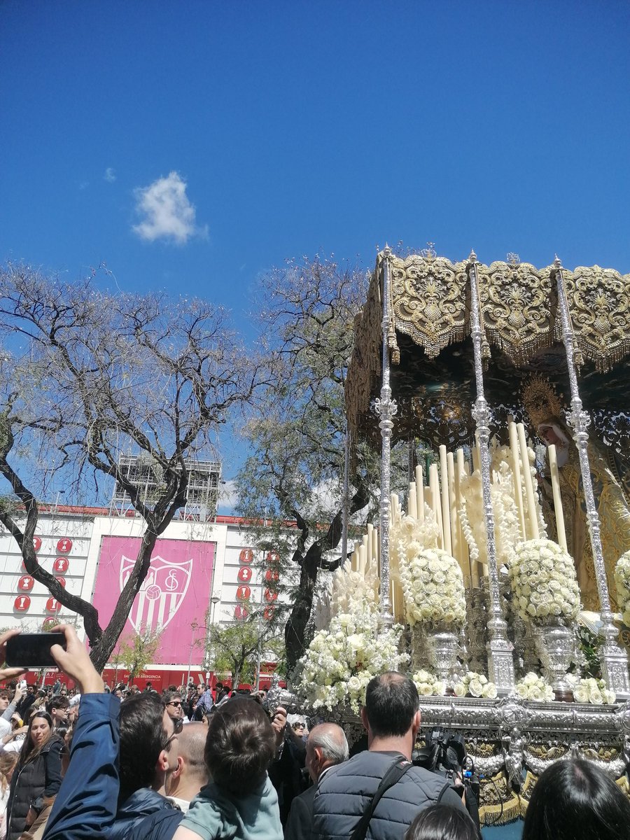 jesuspato7's tweet photo. Estampas que nos deja la #SemanaSanta2025 #SemanaSantaSevilla @SevillaFC https://t.co/noI8jfLW4B