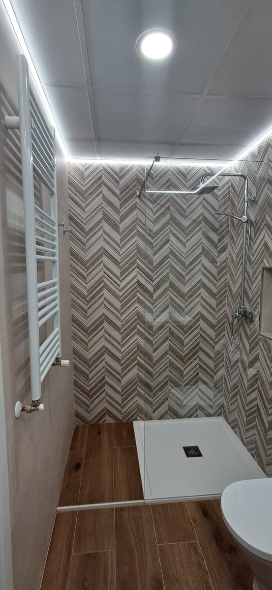 instajecal's tweet photo. 👉Mueble completo de INVE mod Irún 80, acabado roble tabac, añadiendo al lateral el toallero y soporte para secador
👉Plato ducha 90x90 mod. AVILA blanco piedra
👉Iluminación con su tira led y downlights led blanco https://t.co/dNoTgsiUWn