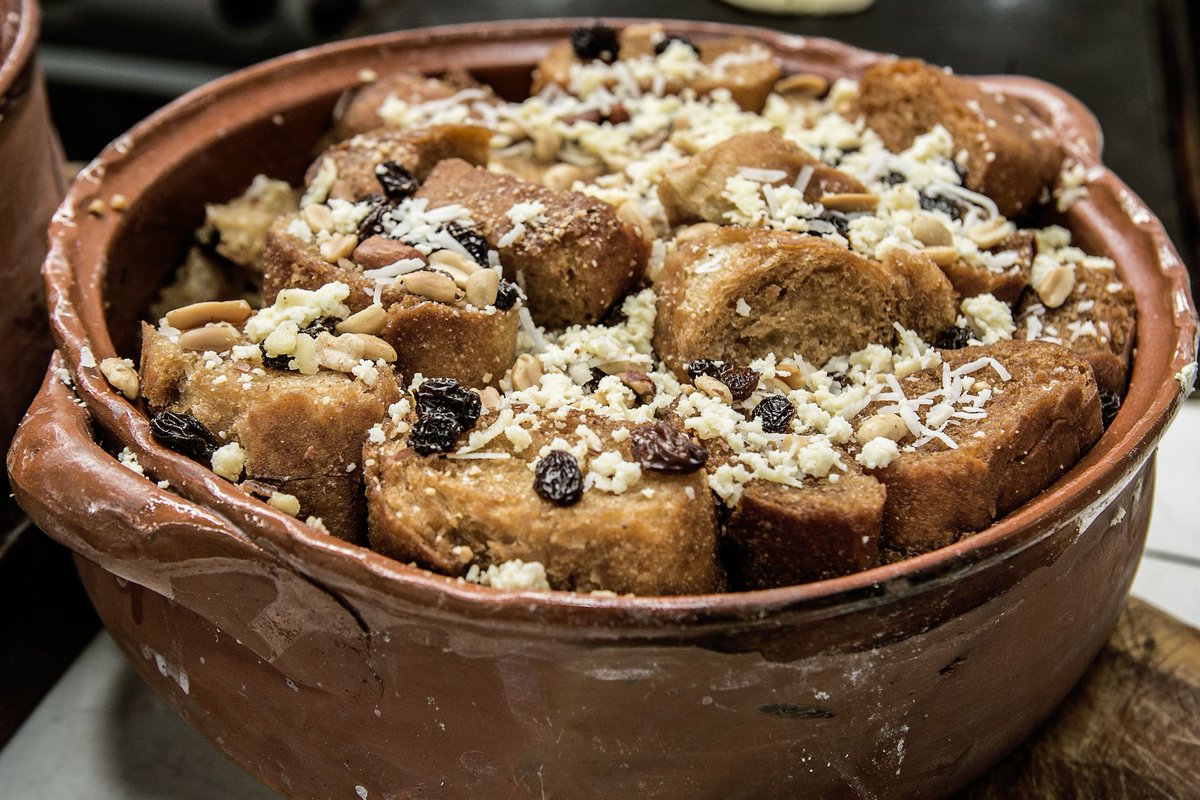 rmiimer's tweet photo. Un postre de #SemanaSanta, la #Capirotada. Se come en época de Cuaresma, debido al significado religioso que guarda, ya que sus ingredientes simbolizan elementos sagrados. El pan simboliza el cuerpo de Cristo, la canela la santa cruz, el queso la sábana santa. https://t.co/9Ikk1YMjSw