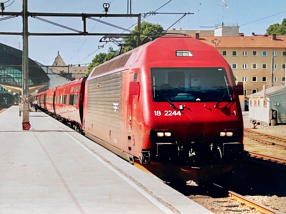 AndreasWiede's tweet photo. #Bergen 🇳🇴, summer 2005: an #NSB #InterCity bound for #Oslo awaits departure. A Class #El18 electric of Swiss design, similar to #SBB’s #Re460, will haul the train, composed of Type 7 cars.
#PastTrainTrips https://t.co/NXN8TUBxsW
